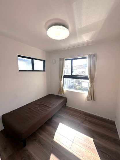 【子供部屋】 | 東久留米市八幡町3丁目　中古一戸建住宅　(保谷店) | 2階5.2帖/2面採光で優しくお部屋を照らします。