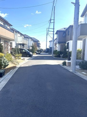 【前面道路含む現地写真】 | 東久留米市八幡町3丁目　中古一戸建住宅　(保谷店) | 周辺は緑の多い閑静な住宅街でどの世代のファミリーも暮らしやすい住環境。
