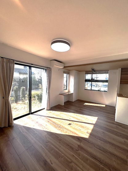 【居間・リビング】 | 東久留米市八幡町3丁目　中古一戸建住宅　(保谷店) | 明るく開放的なLDK15.2帖。リビングダイニングには床暖房を採用し足元からポカポカ快適です。