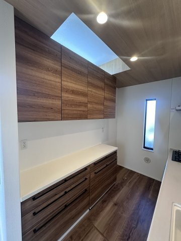 【キッチン】 | 東久留米市八幡町3丁目　中古一戸建住宅　(保谷店) | 収納も多く、食器や調理道具がスッキリと片付きやすいです。