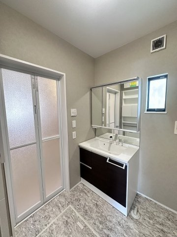 【独立洗面台】 | 東久留米市八幡町3丁目　中古一戸建住宅　(保谷店) | 洗面台には大きく見やすい三面鏡が付いているので、身支度がスムーズに行えます。