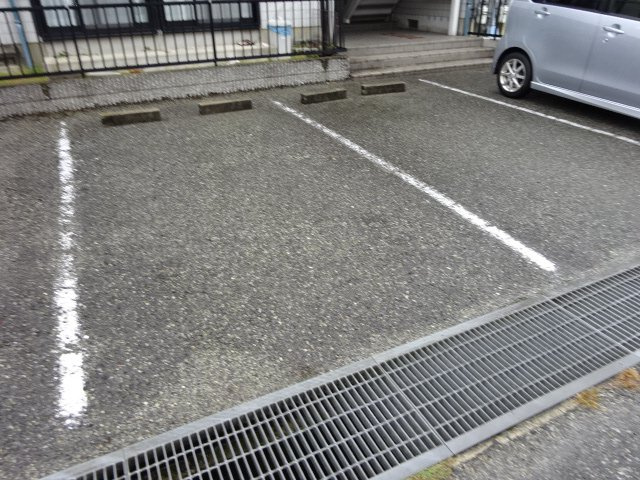 ユー・ドミールの駐車場