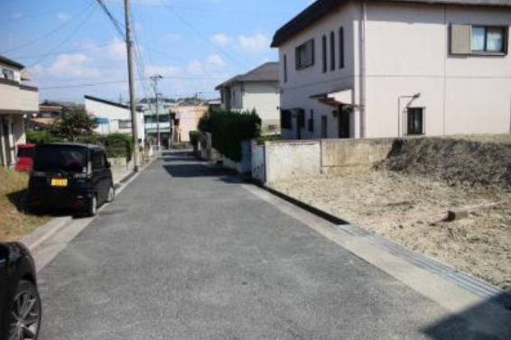 知多市つつじが丘３丁目　Ｂ区画　売り土地の前面道路含む現地写真|前面道路含む現地写真です