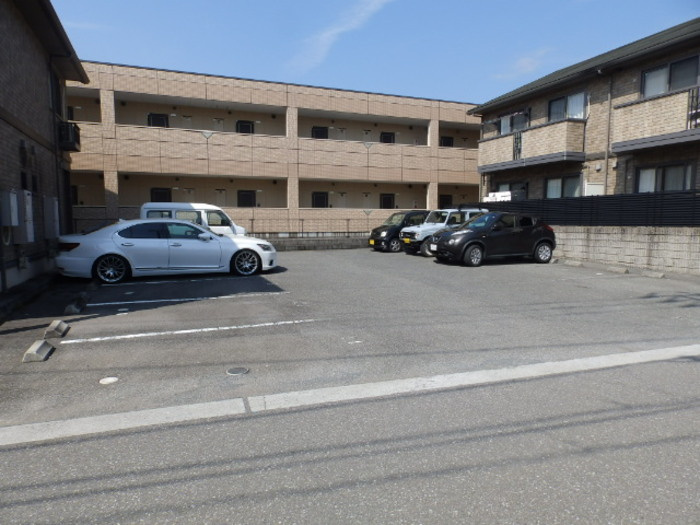 ブルージュあざみの駐車場|駐車場