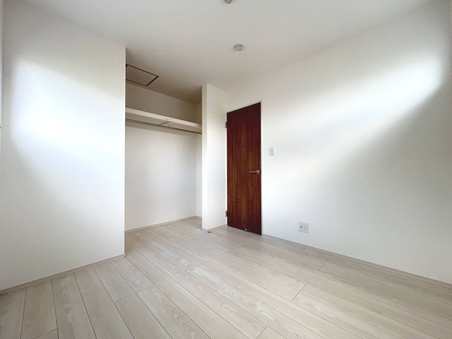 ファーストタウン　一宮市大和町福森第1　全2区画分譲の洋室|木目の美しさを際立たせるシンプルデザインの建具、室内に落ち着きと安らぎを与えてくれます。