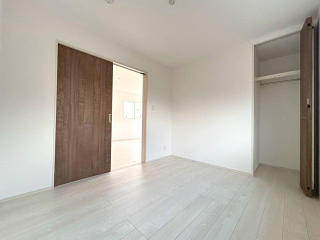 ファーストタウン　一宮市大和町福森第1　全2区画分譲の洋室|木目の美しさを際立たせるシンプルデザインの建具、室内に落ち着きと安らぎを与えてくれます。