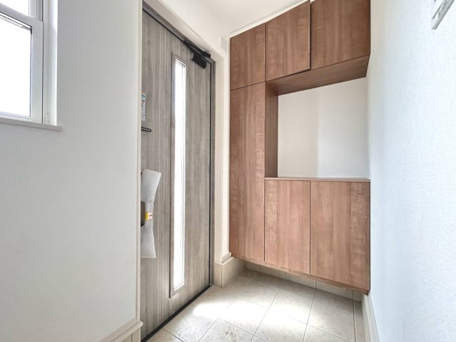 ファーストタウン　一宮市大和町福森第1　全2区画分譲の玄関|大容量のシューズ収納付きで玄関周りもすっきり！玄関ドアからの光が玄関ホールを明るくしてくれます。