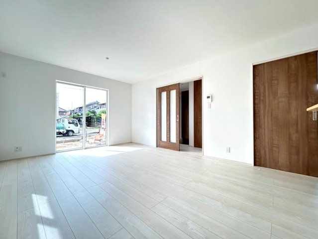 ファーストタウン　一宮市大和町福森第1　全2区画分譲の居間・リビング|フローリング材は床材に受ける様々な傷や、温度・湿度変化によるクラックの発生を大幅に抑える特殊加工。