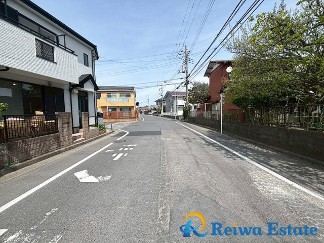 中古戸建　茅ヶ崎市室田2丁目の前面道路含む現地写真