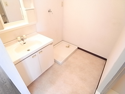 【独立洗面台】 | ライトコア前原 | 独立洗面台、小物を置くことができて便利です