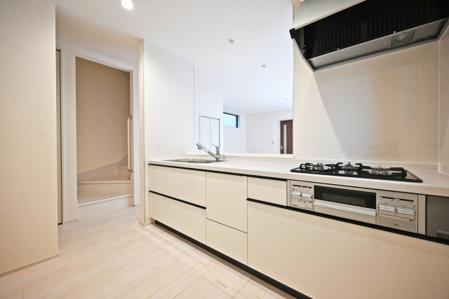リーブルガーデン食満6丁目新築一戸建て│2SLDK+駐車1台可のキッチン|1階キッチンの奥側から撮影した内観写真です。 キッチンは2550mm幅のシステムキッチンを導入しています。