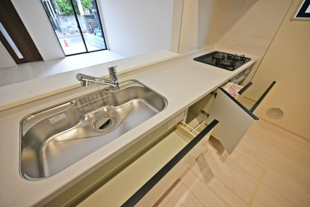 リーブルガーデン食満6丁目新築一戸建て│2SLDK+駐車1台可のキッチン|ワークトップは十分な広さがあるW2550タイプ。調理台下いっぱいに収納を設け、包丁のホルダーや調味料専用の引き出しも備えています。