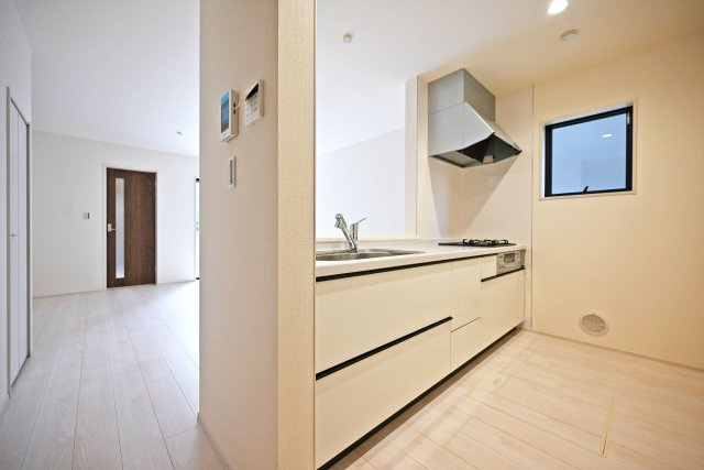 リーブルガーデン食満6丁目新築一戸建て│2SLDK+駐車1台可のキッチン|1階キッチンユニット越しに撮影した内観写真です。対面式キッチンを採用しているため視界は広く、ご家族間やご来訪者とのコミュニケーションも一体的に取り易くなっております。