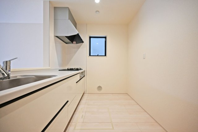 リーブルガーデン食満6丁目新築一戸建て│2SLDK+駐車1台可のキッチン|キッチン後ろのスペースも広く、ご入居後に設置するカップボードの幅も広がります。特にLDKが広い住宅の場合はカップボードなどのメインインテリアを大きくするとバランスが良くなります。