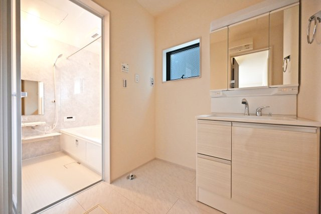 リーブルガーデン食満6丁目新築一戸建て│2SLDK+駐車1台可の独立洗面台|1階洗面台は3面鏡裏収納付きのドレッサーを採用しています。小窓も設けているため、電気乾燥機等によりこもる湿気もしっかり排出できます。