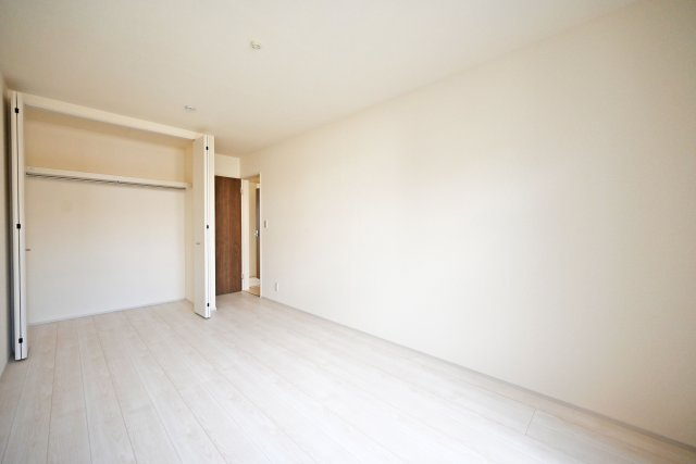 リーブルガーデン食満6丁目新築一戸建て│2SLDK+駐車1台可の収納|-主寝室(2F)- 収納庫内には枕棚とハンガーレールを配置しています。 限られた収納スペースでもすっきりと片付けることが出来ます。
