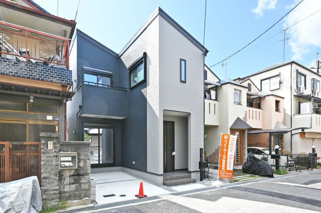 リーブルガーデン食満6丁目新築一戸建て│2SLDK+駐車1台可の外観|完成済みの為、即日のご内覧が可能となりました。設計性能評価＋建設性能評価、Ｗ取得の長期優良認定住宅です。皆様からのご連絡を心よりお待ちしております。