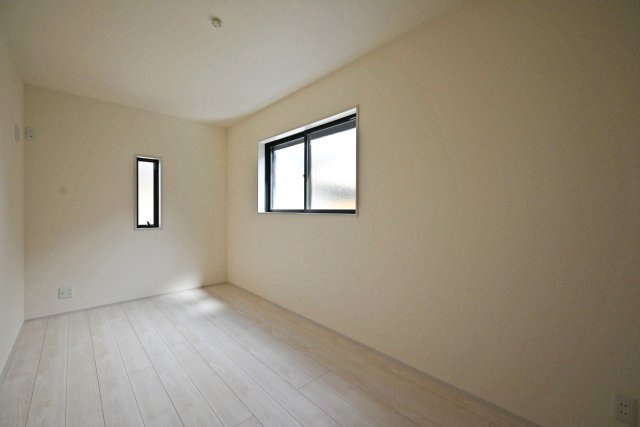 リーブルガーデン食満6丁目新築一戸建て│2SLDK+駐車1台可の洋室|－洋室6.7帖(2F)-