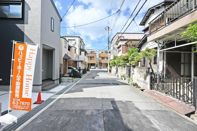 リーブルガーデン食満6丁目新築一戸建て│2SLDK+駐車1台可の前面道路含む現地写真|前面道路：幅員5.7ｍ