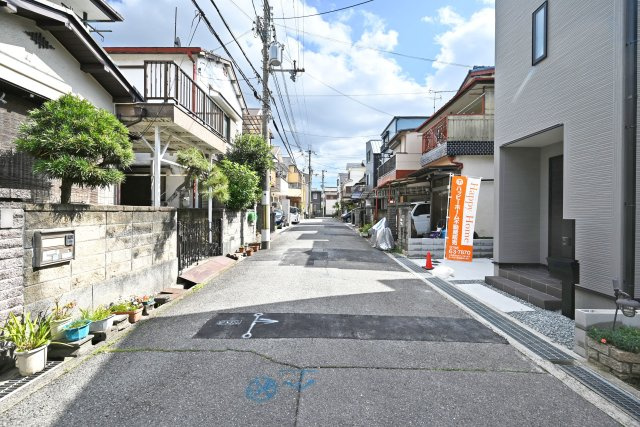 リーブルガーデン食満6丁目新築一戸建て│2SLDK+駐車1台可の前面道路含む現地写真|前面道路：幅員5.7ｍ