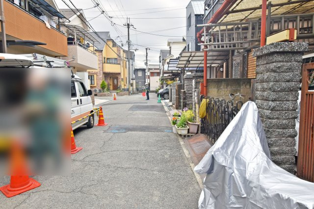 リーブルガーデン食満6丁目新築一戸建て│2SLDK+駐車1台可の前面道路含む現地写真|前面道路：幅員5.7ｍ