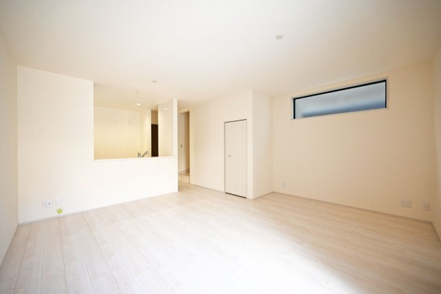 リーブルガーデン食満6丁目新築一戸建て│2SLDK+駐車1台可の居間・リビング|LDKは約16.5帖でゆとりある広さです。インテリア配置に困らない間取り設計に加え、お子様のいる世帯に必要な部屋数を備えた物件です。