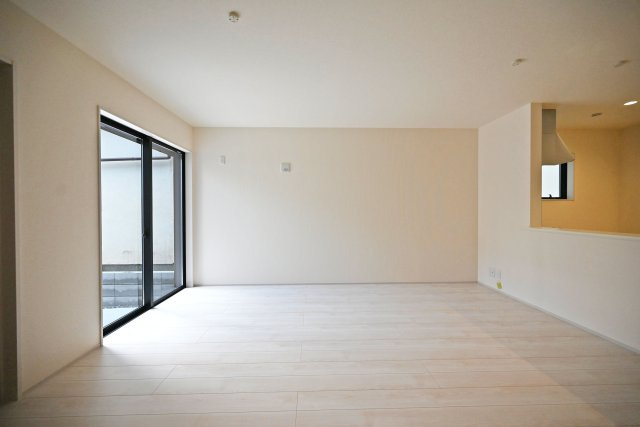 リーブルガーデン食満6丁目新築一戸建て│2SLDK+駐車1台可のダイニング|1階LDKをテレビボード側から撮影した内観写真です。ナチュラルテイストな内装はどんな家具も合わせやすく、お好みのインテリアコーディネートをお楽しみいただけます。