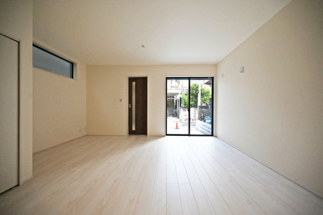 リーブルガーデン食満6丁目新築一戸建て│2SLDK+駐車1台可の居間・リビング|1階LDKをキッチン側から正面撮影した内観写真です 。広さは約16.5帖で未就学児も含む4人家族がゆとりをもって過ごすには十分の1棟です。