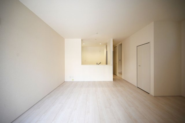 リーブルガーデン食満6丁目新築一戸建て│2SLDK+駐車1台可のダイニング|キッチンは対面式ながらカウンタータイプの為手元を隠しながら調理とコミュニケーションの両立が可能。実用性と意匠性を兼ね備えたLDKに仕上がりました。キッチンからの配膳効率も良いのが魅力です。