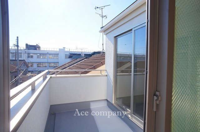 【バルコニー】 | 東大阪市大蓮北4丁目　【3号棟/全5棟】 | 3階のバルコニー☆東・南向き☆2居室から出入りできます♪