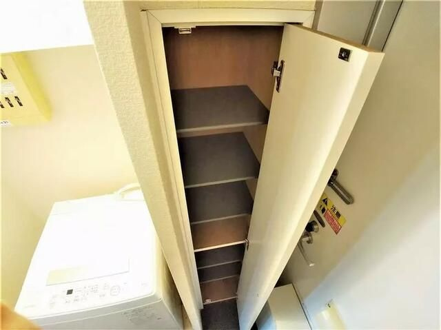 レオパレスウインドワードの玄関