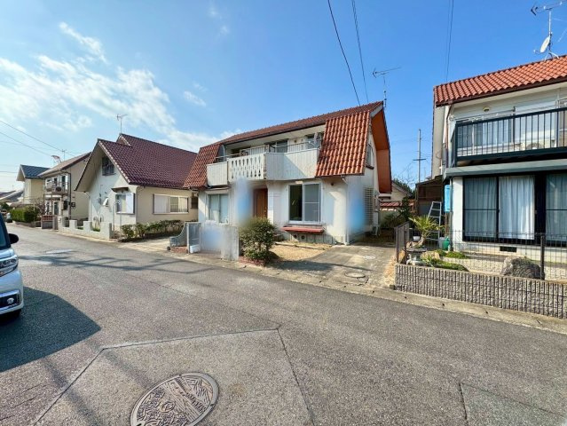 野洲市三上　中古戸建ての前面道路含む現地写真