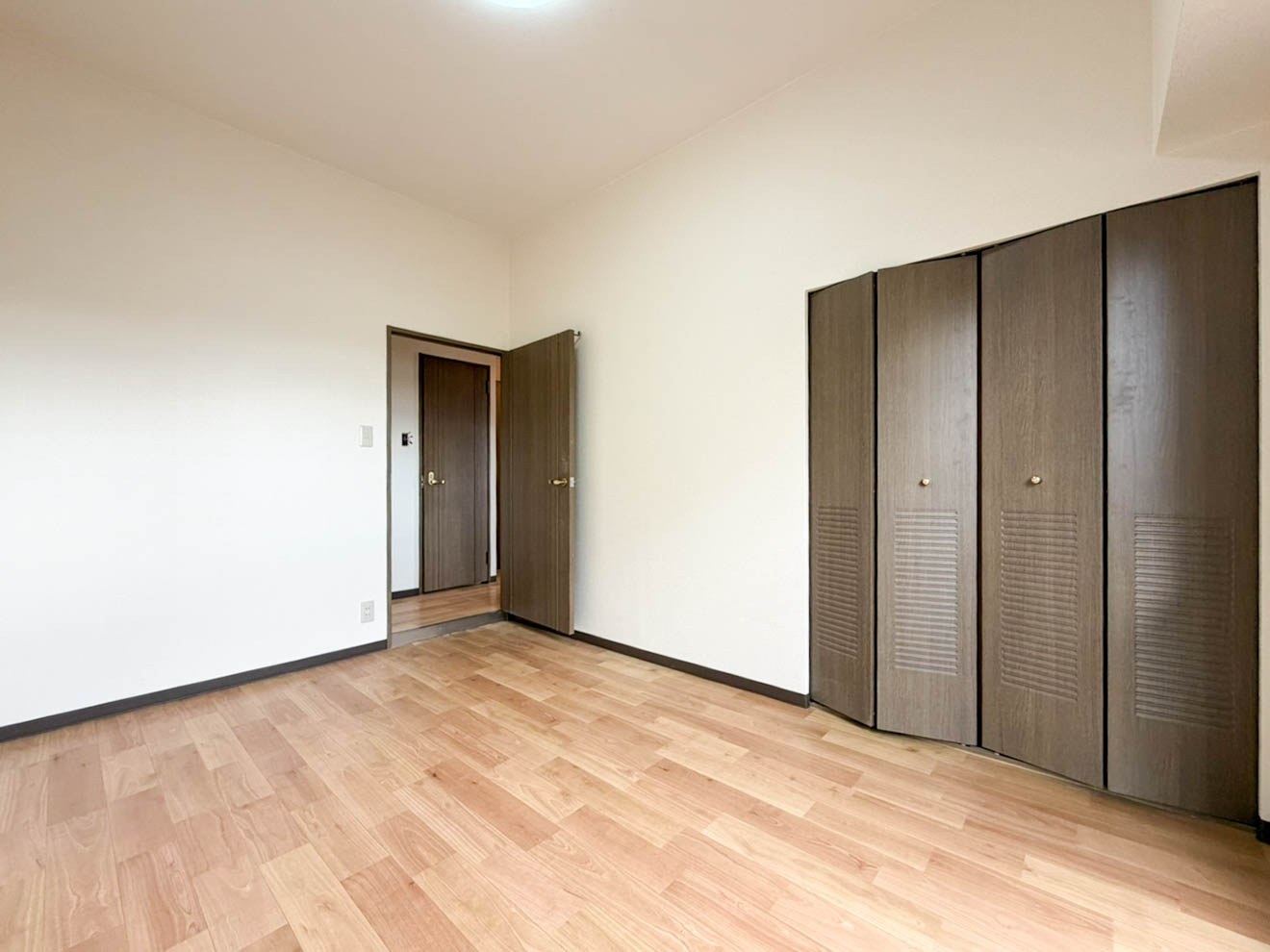 スペリアシティ名南アネックス1の洋室|落ち着いた色調の洋室です