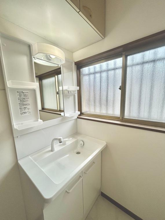 極楽２丁目戸建の洗面所|脱衣スペースもあります