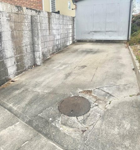 極楽２丁目戸建の駐車場|駐車場があるので、車を買う予定の方も安心です