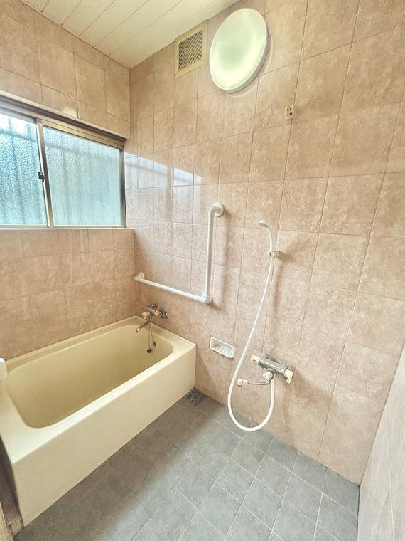 極楽２丁目戸建の浴室|きれいなお風呂です