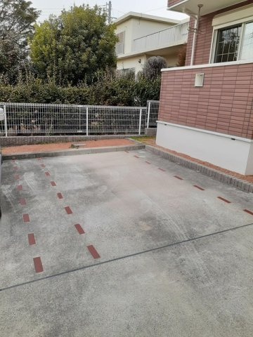 ジュネス桃山の駐車場|車をお持ちの方に嬉しい駐車場付きの物件です