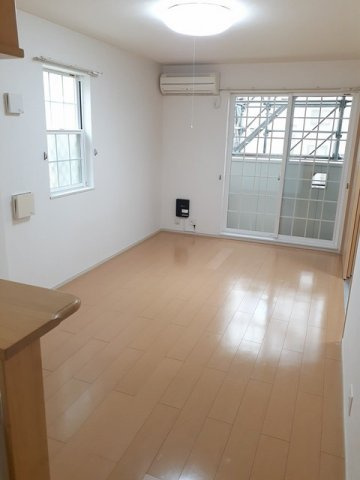 ジュネス桃山の居間・リビング|こちらの居間で趣味の時間をお楽しみください