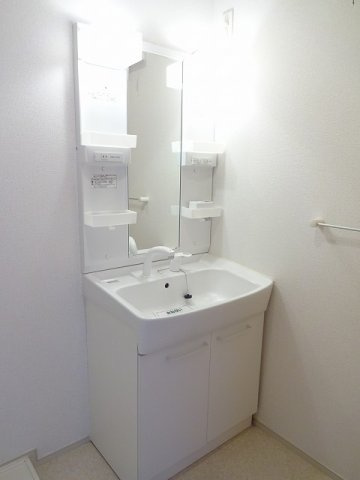 ジュネス桃山の洗面所|ゆったりとスペースのある洗面所