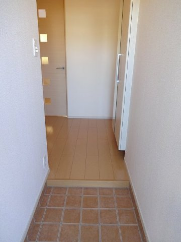 ジュネス桃山の玄関|明るい玄関です