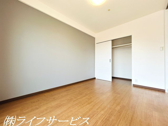 【洋室】 | モンセーヌ加島ヴィルコート | バルコニー側洋室/クローゼット有