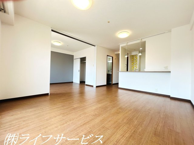 【居間・リビング】 | モンセーヌ加島ヴィルコート | 南西向きにつき陽当り良好！室内リフォーム済！すぐにお住まい頂けます！