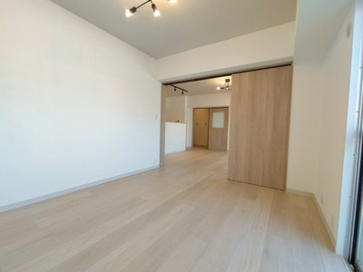 【洋室】 | 日商岩井京橋ハイツ | 洋室（約6.0帖）：バルコニーに面した開放感のある洋室です。