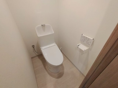 【トイレ】 | 日商岩井京橋ハイツ | 温水洗浄便座完備の洋式トイレ。手元で操作できる壁面リモコンで快適な使い心地。