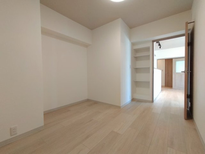 【洋室】 | 日商岩井京橋ハイツ | 洋室（約5.5帖）：収納棚がついたシンプルな洋室。