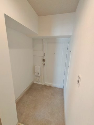 【玄関】 | 日商岩井京橋ハイツ | 白で統一感のある内装。シューズボックスも置ける十分な広さがあります。