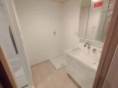 【独立洗面台】 | 日商岩井京橋ハイツ | 日々の身支度に欠かせない洗面スペース。