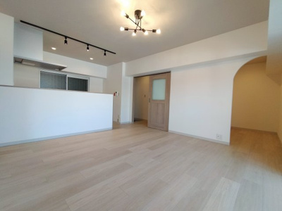 【居間・リビング】 | 日商岩井京橋ハイツ | LDK（約12.5帖）：シンプルな白壁に、天井と床、建具のトーンを合わせ柔らかな印象の空間です。