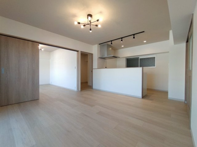 【居間・リビング】 | 日商岩井京橋ハイツ | LDK（約12.5帖）：北向きのバルコニーから、反射光がやさしく入るリビング。