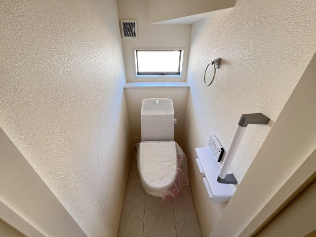 新築　安中市板鼻　Livele Garden.S　１号棟のトイレ|　節水タイプのウォシュレット付きトイレ、水道料節約に一役買います！
